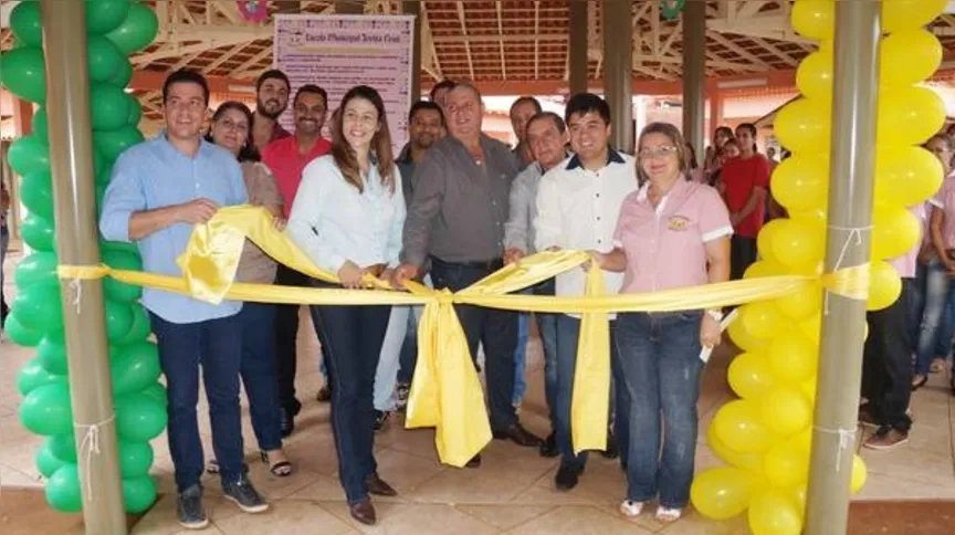 Imagem ilustrativa da imagem Prefeito entrega escola e anuncia centro de eventos