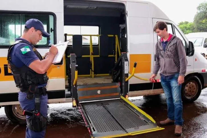 Imagem ilustrativa da imagem Veículos passam por vistoria