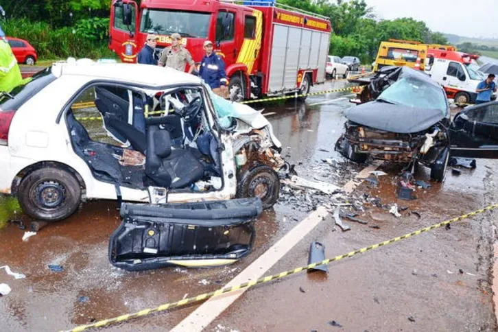 Imagem ilustrativa da imagem Colisão frontal mata um e fere três da mesma família na PR-444