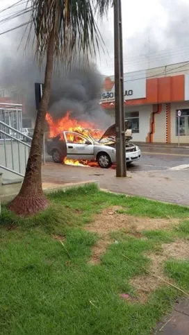 Imagem ilustrativa da imagem Carro pega fogo em Jandaia do Sul