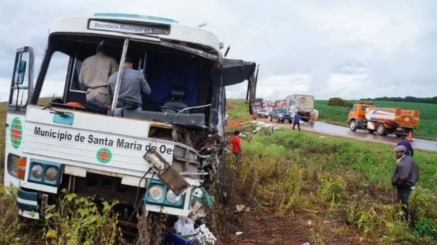 Imagem ilustrativa da imagem Acidente com ônibus deixa 4 feridos