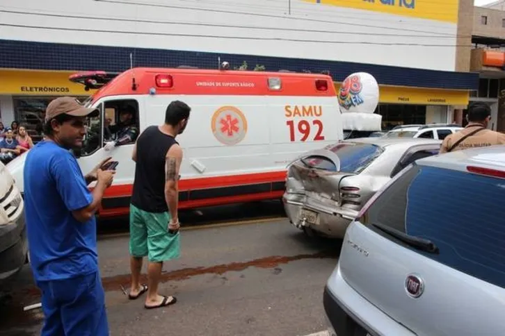 Imagem ilustrativa da imagem Engavetamento envolve 4 carros na área central