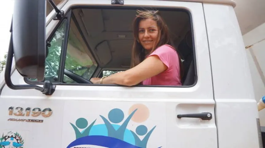Imagem ilustrativa da imagem Mulher assume volante de caminhão da prefeitura 