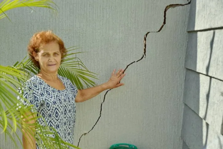 Imagem ilustrativa da imagem Moradores permanecem 2 meses em casas danificadas