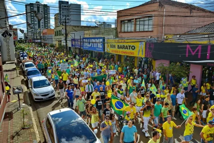 Imagem ilustrativa da imagem Protesto reúne milhares de pessoas em Apucarana