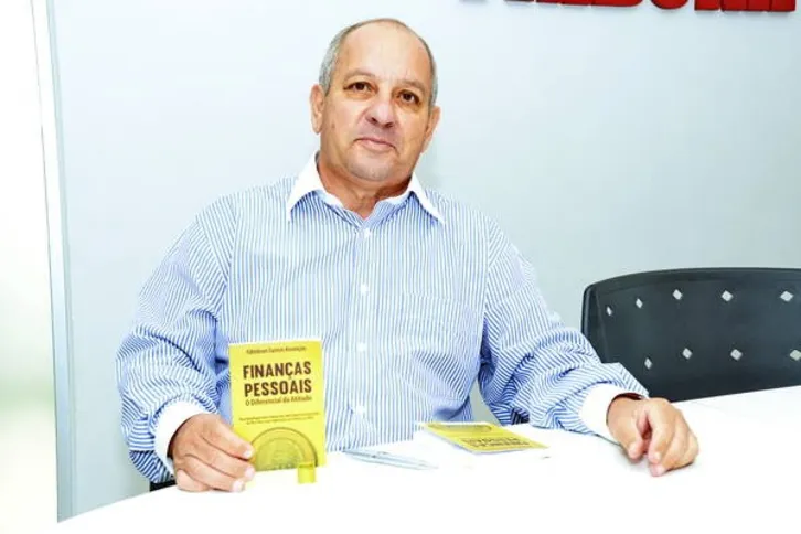 Imagem ilustrativa da imagem Professor lança livro de autoajuda financeira