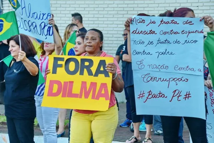 Imagem ilustrativa da imagem Grupo protesta contra governo Dilma