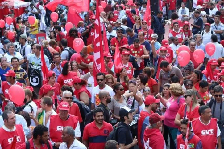 Imagem ilustrativa da imagem Milhares defendem Dilma e Lula
