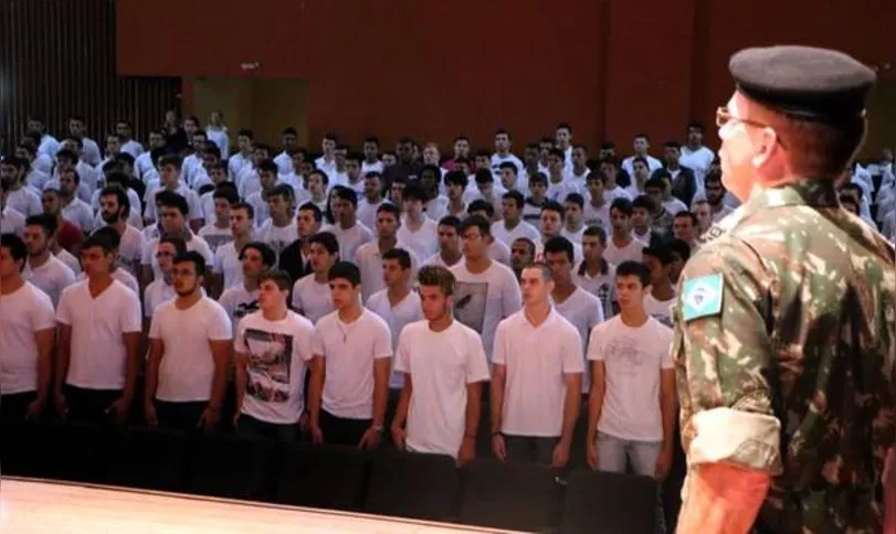 Imagem ilustrativa da imagem Jovens recebem certificados de dispensa do Exército