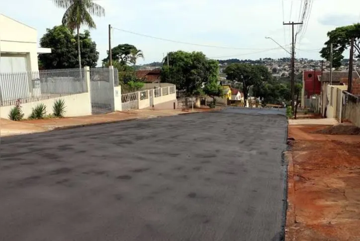 Imagem ilustrativa da imagem Bairros recebem manutenção asfáltica em Apucarana