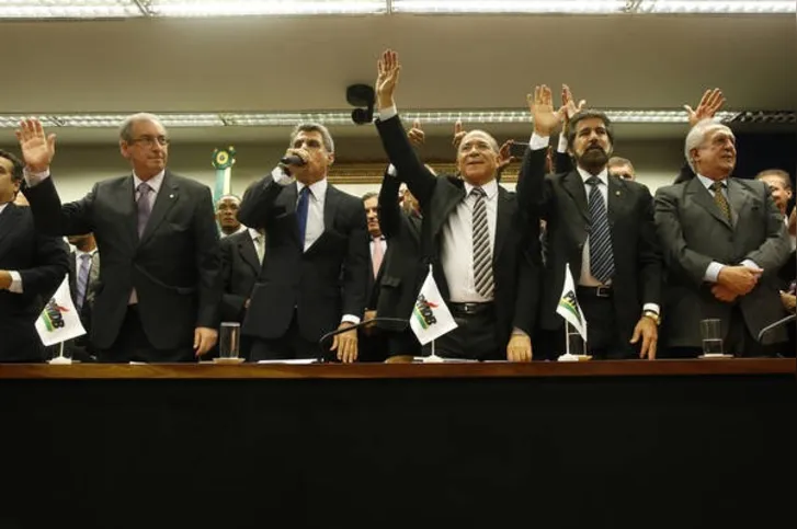 Imagem ilustrativa da imagem Aos gritos de ‘Fora PT’,  PMDB deixa o governo 