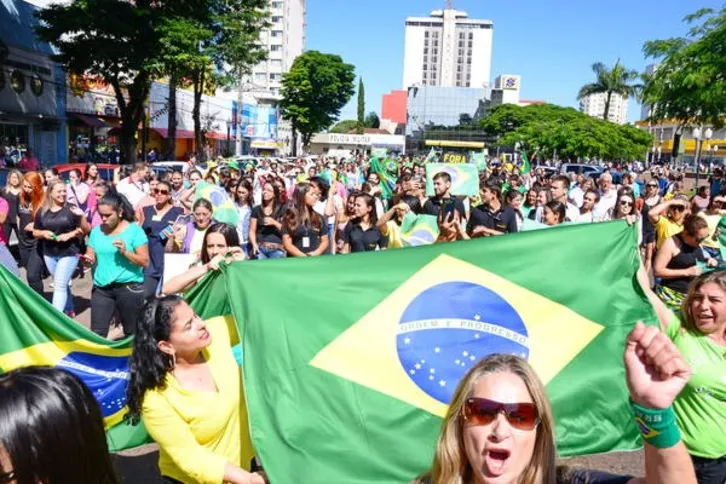 Imagem ilustrativa da imagem Comerciários saem às ruas em protesto contra corrupção