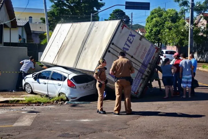 Imagem ilustrativa da imagem Caminhão desgovernado tomba sobre carro e muro