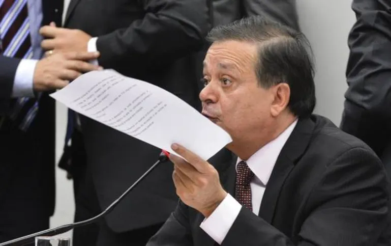 Imagem ilustrativa da imagem Relator dá parecer favorável ao impeachment de Dilma