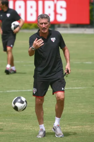 Imagem ilustrativa da imagem São Paulo vai em busca de reforços pedidos por Bauza