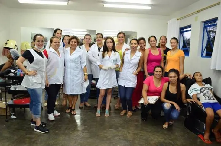 Imagem ilustrativa da imagem Canil da Polícia Militar faz demonstração no asilo