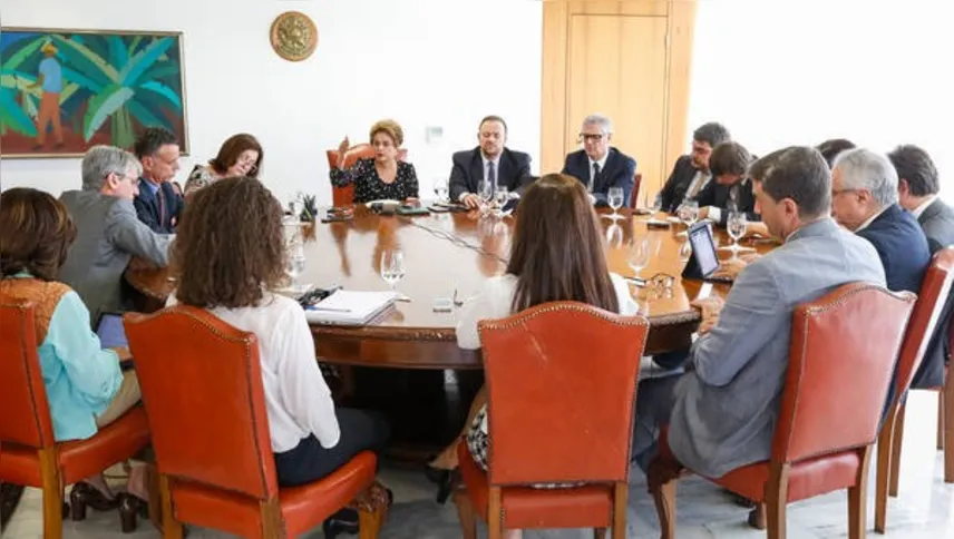 Imagem ilustrativa da imagem Dilma ataca golpe e quer pacto