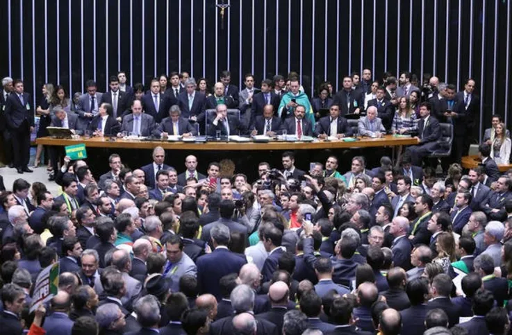 Imagem ilustrativa da imagem Deputados dão aval para o impeachment de Dilma