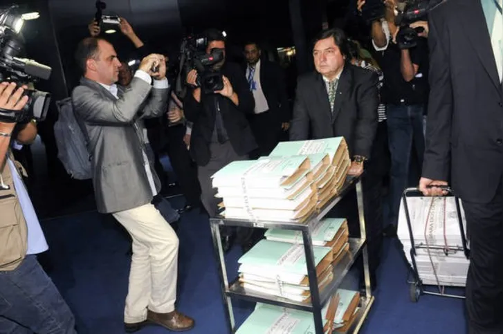 Imagem ilustrativa da imagem Cunha entrega processo de impeachment no Senado