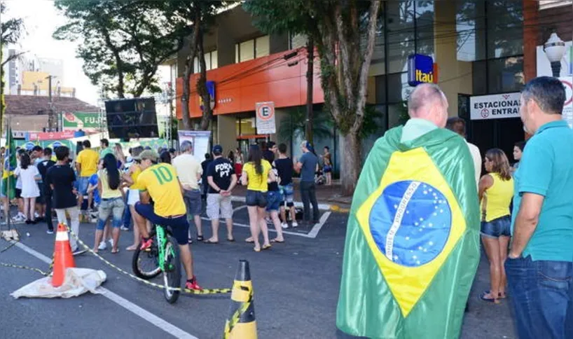 Imagem ilustrativa da imagem Apucaranenses acompanham votação 