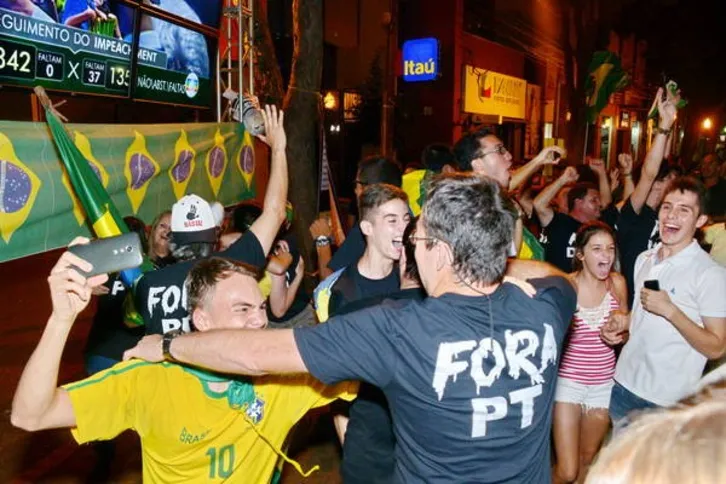 Imagem ilustrativa da imagem Apucaranenses acompanham votação 