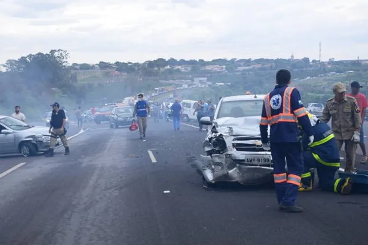 Imagem ilustrativa da imagem  Acidente com 6 veículos deixa pelo menos 9 feridos