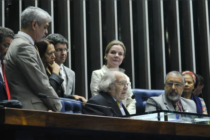 Imagem ilustrativa da imagem "Nobel da Paz" fala em golpe no Senado e revolta oposição