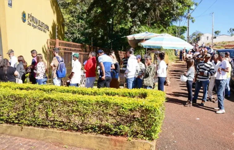 Imagem ilustrativa da imagem Eleitores de última hora formam fila no Cartório