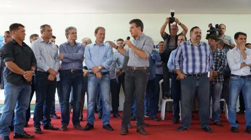 Imagem ilustrativa da imagem Richa percorre o Vale e anuncia R$ 47 milhões em investimentos