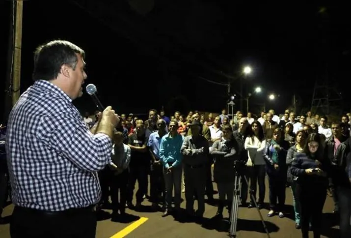 Imagem ilustrativa da imagem  Prefeitura entrega asfalto e iluminação na Rua Alumínio