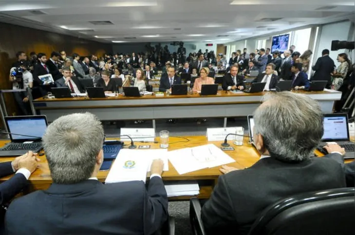 Imagem ilustrativa da imagem Comissão do Senado aprova parecer pelo impeachment