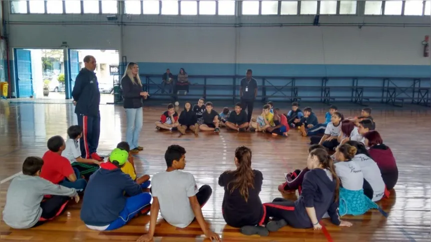 Imagem ilustrativa da imagem Ex-Seleção Brasileira de handebol realiza atividades no Sesc