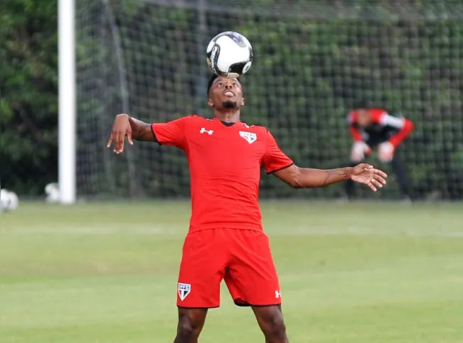 Imagem ilustrativa da imagem Michel Bastos treina e retorna contra o Atlético-MG amanhã pela Libertadores