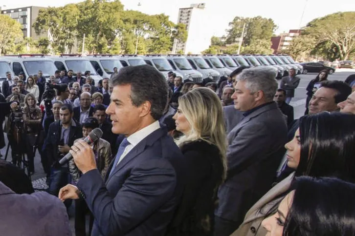 Imagem ilustrativa da imagem Richa entrega 80 ambulâncias para prefeituras e consórcio