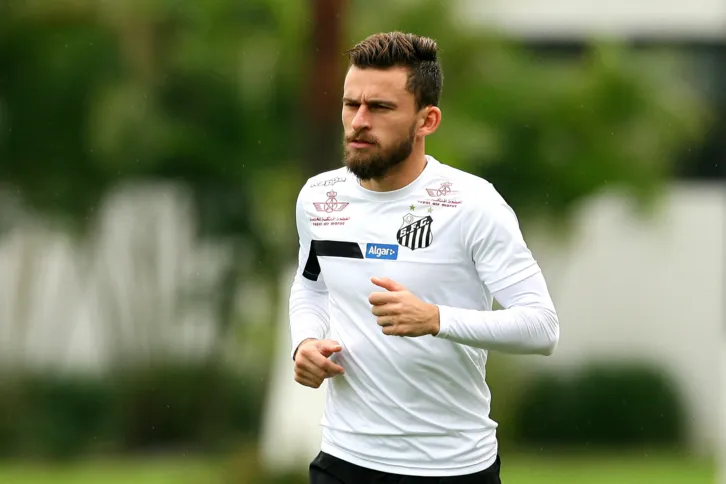Imagem ilustrativa da imagem Lucas Lima vai a campo, mas não trabalha com bola e mistério continua