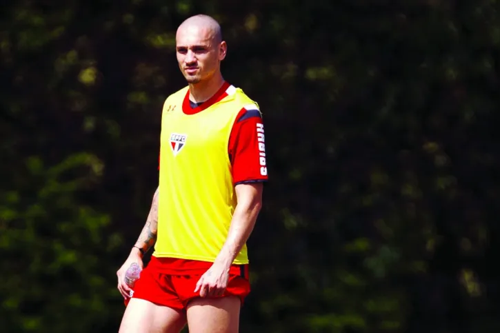 Imagem ilustrativa da imagem São Paulo tem 45 dias para negociar a permanência de Maicon e Calleri