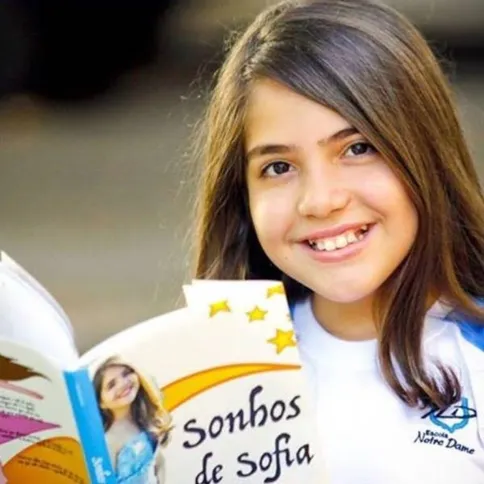 Imagem ilustrativa da imagem Menina de 10 anos lança livro para todas idades