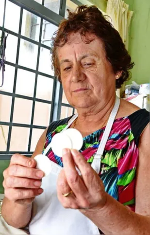 Imagem ilustrativa da imagem Pequena ‘fábrica’ de hóstias atende 34 municípios da região