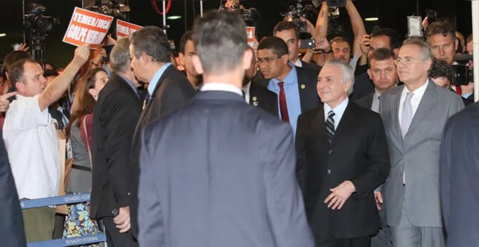 Imagem ilustrativa da imagem Temer é recebido no Senado aos gritos de “golpista”