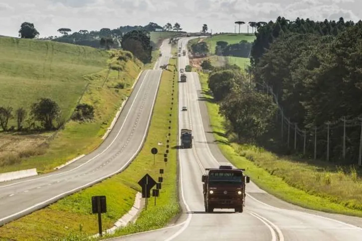 Imagem ilustrativa da imagem Farol baixo em rodovia torna-se obrigatório