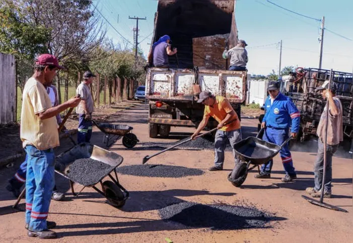 Imagem ilustrativa da imagem Obras de recuperação asfáltica chegam a mais três regiões de Apucarana