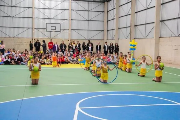 Imagem ilustrativa da imagem Prefeitura inaugura quadra na escola Padre Chico
