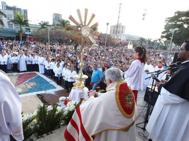 Imagem ilustrativa da imagem Celebração de Corpus Christi leva milhares de pessoas às ruas