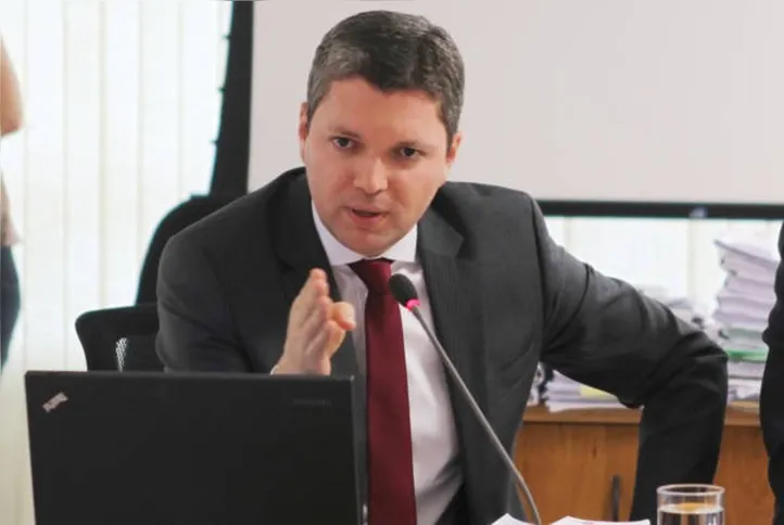 Imagem ilustrativa da imagem Pressionado, ministro da Transparência deixa o governo Temer após gravações