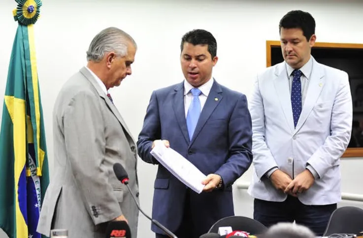 Imagem ilustrativa da imagem Relator entrega ao Conselho de Ética voto pela cassação de Cunha