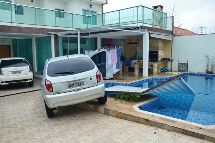 Imagem ilustrativa da imagem Após colisão, carro invade residência