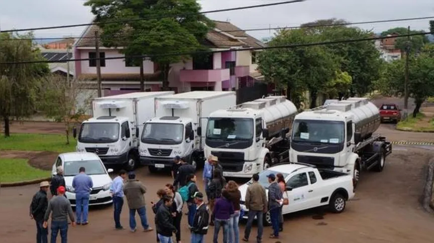 Imagem ilustrativa da imagem Cooperativa recebe 4 caminhões