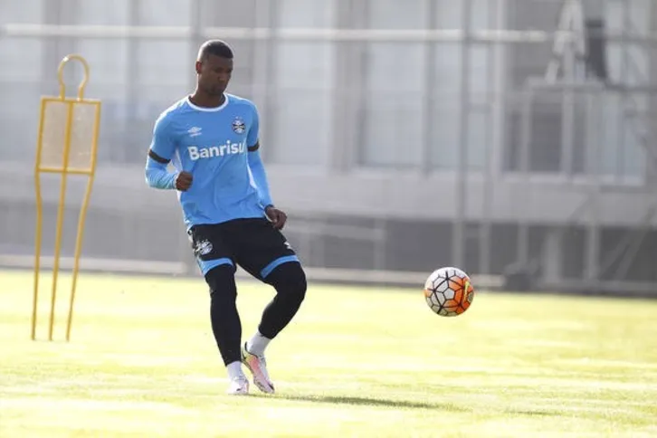 Imagem ilustrativa da imagem Técnico Dunga chama o volante Wallace, do Grêmio 