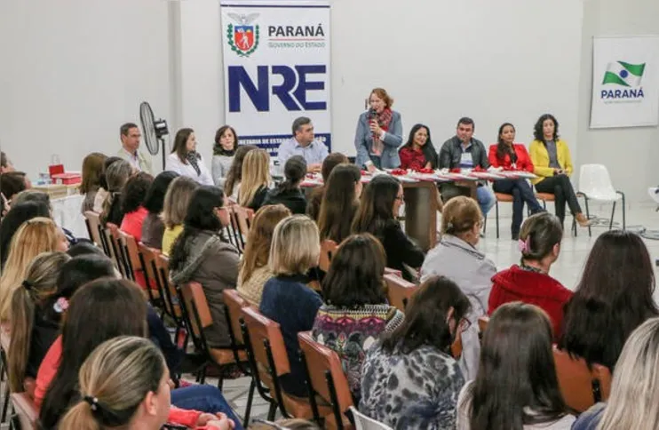 Imagem ilustrativa da imagem NRE entrega livros pedagógicos para municípios