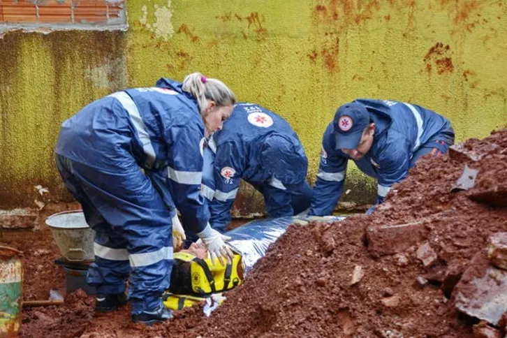 Imagem ilustrativa da imagem Pedreiro é soterrado durante obra  de galeria pluvial em Arapongas